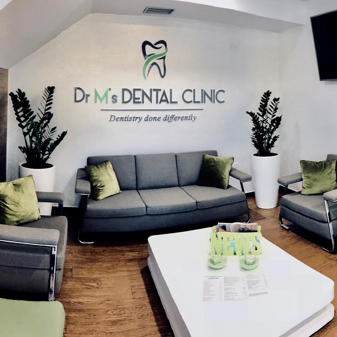 Čekaonica sa logom Dr M's Dental Clinic