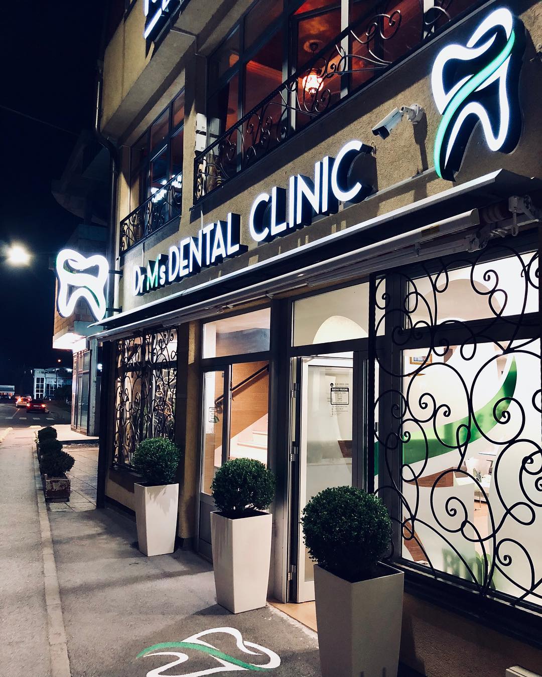 Ulaz u Dr M's Dental Clinic navečer