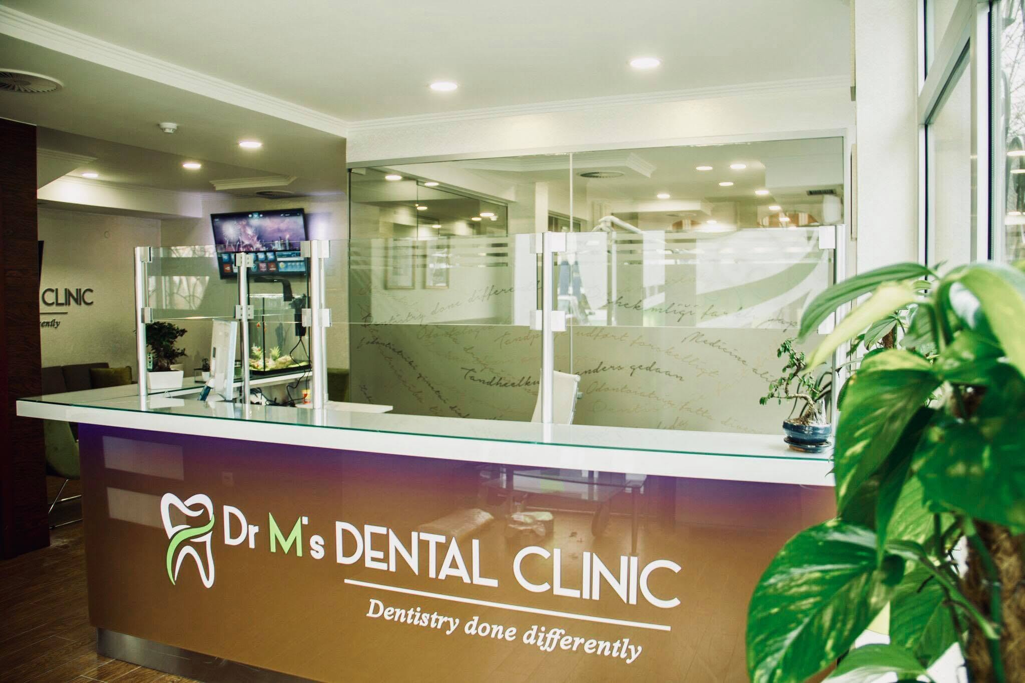 Recepcija Dr M's Dental Clinic — svijetao, moderan prostor sa zelenilom